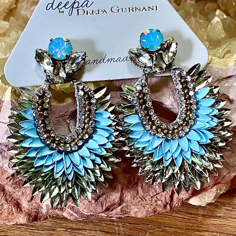 🌺🎉HP🎉🌺 NWT Deepa Gurnani Crystal Lotus Petal Chandeliers - Picture 4 of 15